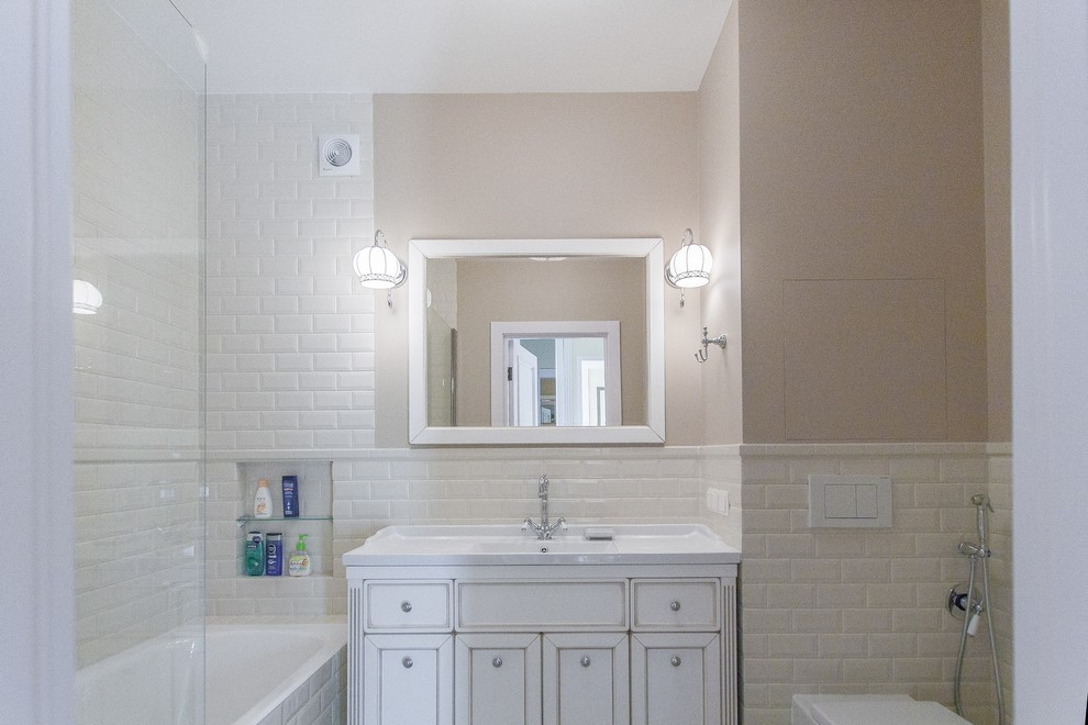 Пример оригинального дизайна: ванная комната в классическом стиле с гигиеническим душем