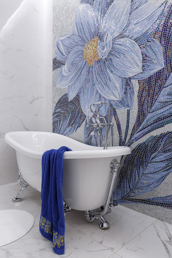 Стильный дизайн: главная ванная комната в стиле неоклассика (современная классика) с ванной на ножках, синей плиткой, плиткой мозаикой и белым полом - последний тренд