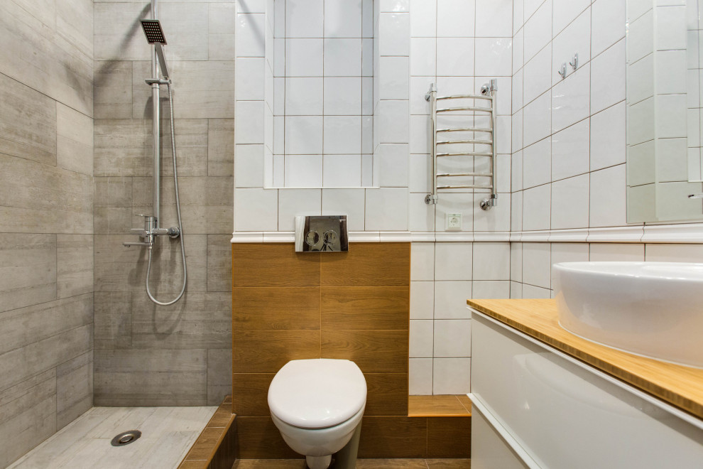 Источник вдохновения для домашнего уюта: ванная комната в современном стиле с белыми фасадами, открытым душем, инсталляцией, открытым душем и коричневой столешницей