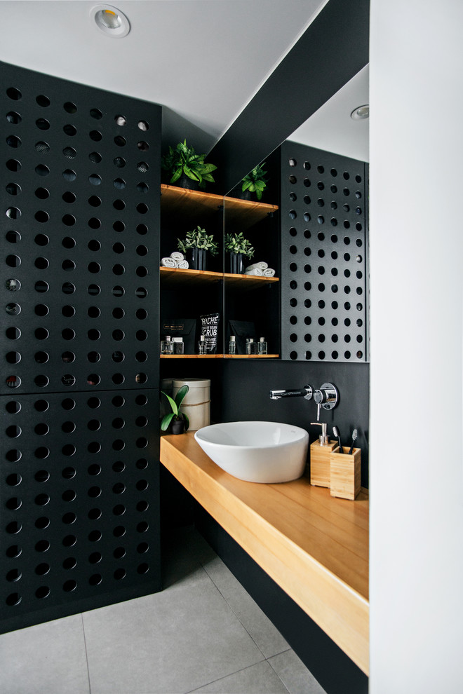Modernes Badezimmer mit schwarzer Wandfarbe, Aufsatzwaschbecken, grauem Boden, Waschtisch aus Holz und beiger Waschtischplatte in Sonstige