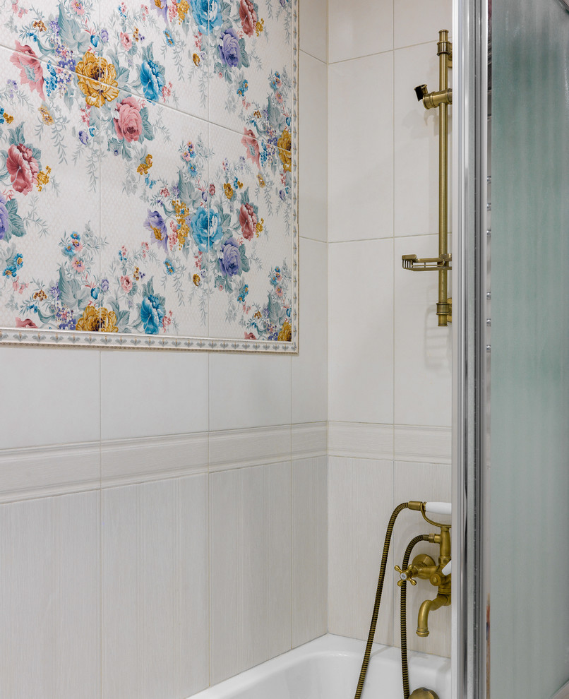 Cette photo montre une salle de bain principale chic avec une baignoire en alcôve, un carrelage blanc et un carrelage multicolore.