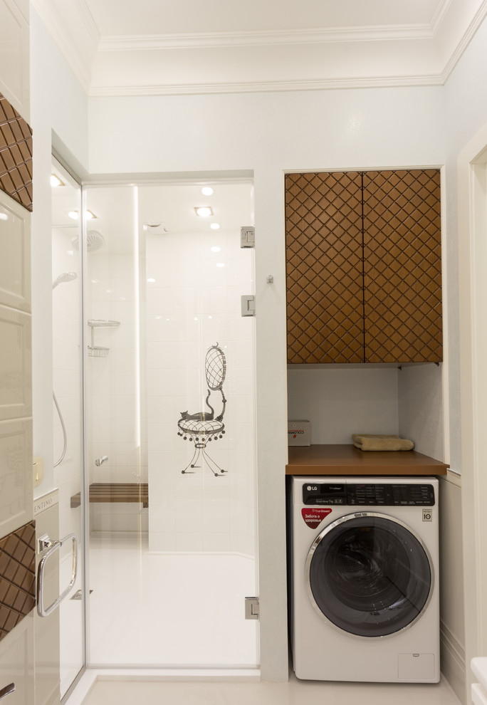 Стильный дизайн: ванная комната среднего размера в стиле неоклассика (современная классика) с душем в нише, инсталляцией, душевой кабиной и шторкой для ванной - последний тренд