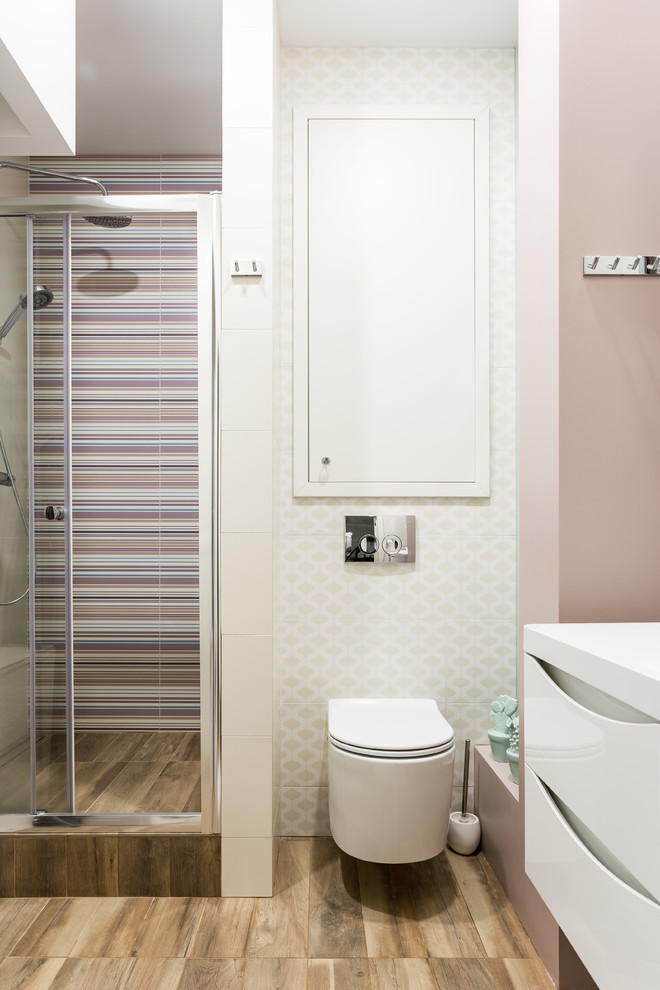 Example of a transitional bathroom design in Saint Petersburg