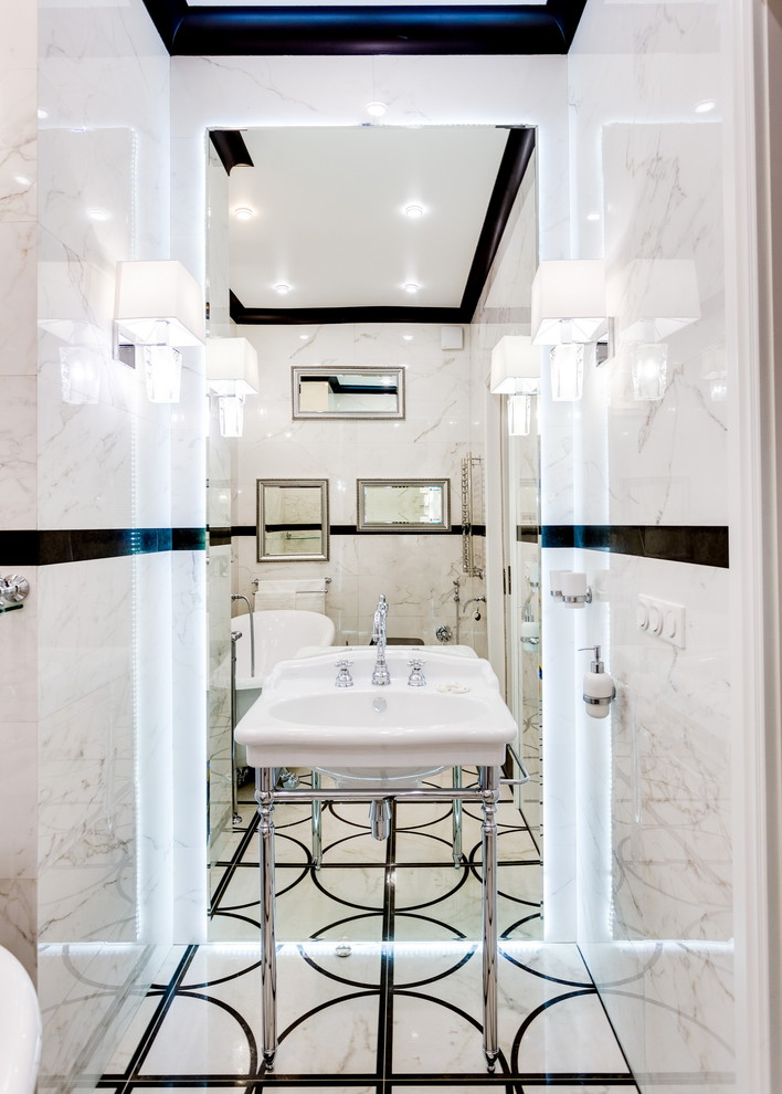 Foto de cuarto de baño principal clásico con bañera con patas, baldosas y/o azulejos blancos y lavabo tipo consola