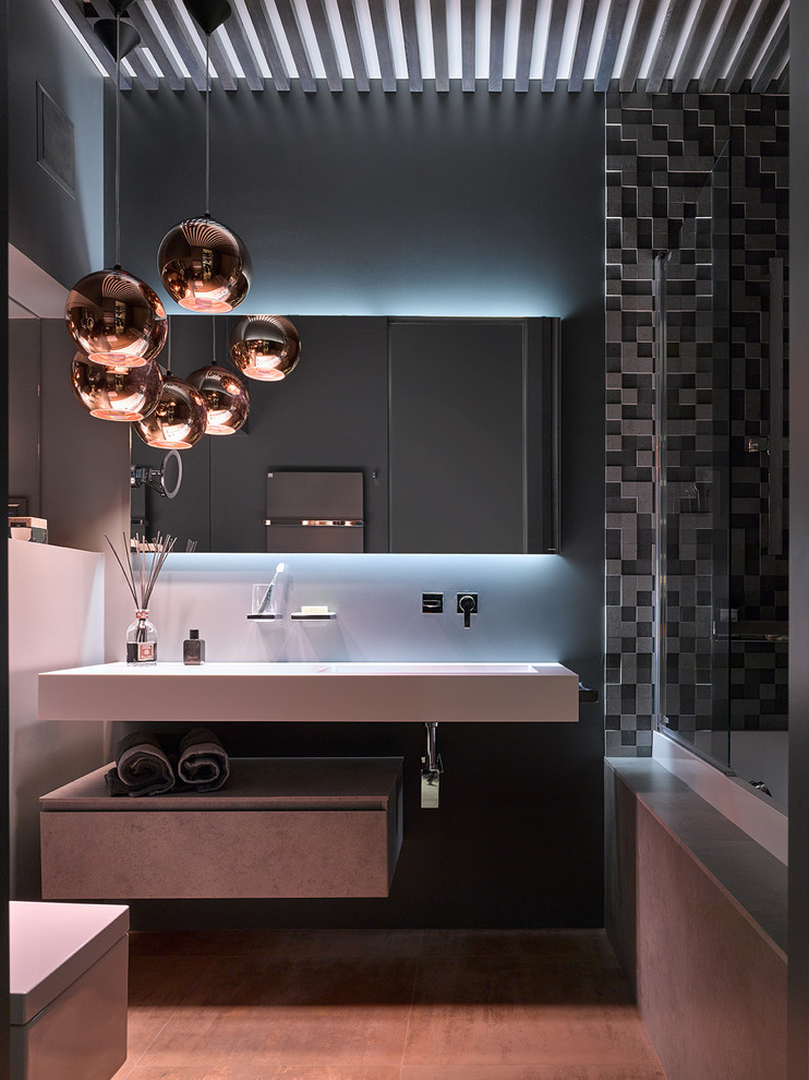 Modernes Badezimmer En Suite mit flächenbündigen Schrankfronten, Badewanne in Nische und integriertem Waschbecken in Sonstige