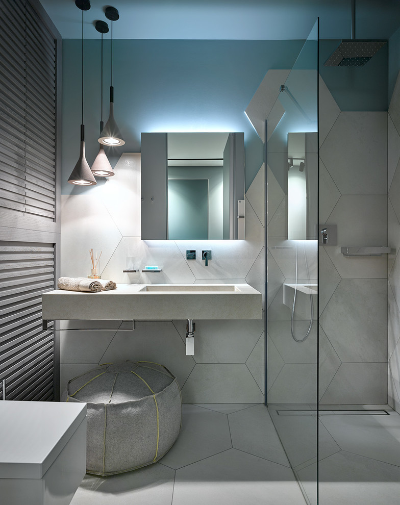 Свежая идея для дизайна: ванная комната: освещение в современном стиле с инсталляцией, серой плиткой, синими стенами, душевой кабиной, монолитной раковиной, открытым душем и зеркалом с подсветкой - отличное фото интерьера