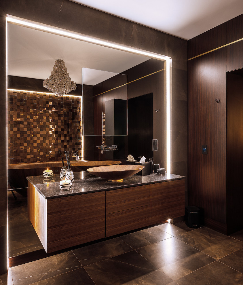 Foto på ett funkis badrum, med släta luckor, skåp i mörkt trä, brun kakel, ett fristående handfat och brunt golv