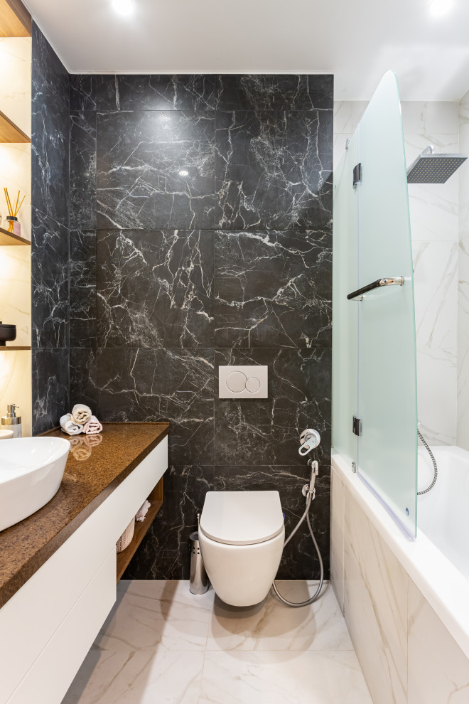 Идея дизайна: главная ванная комната в современном стиле с душем над ванной и инсталляцией