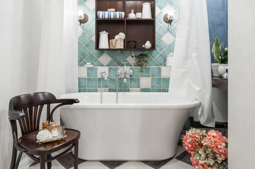 Esempio di una stanza da bagno chic di medie dimensioni con ante marroni, vasca freestanding, piastrelle blu, piastrelle in ceramica, pareti blu, pavimento in gres porcellanato, top in legno e pavimento blu