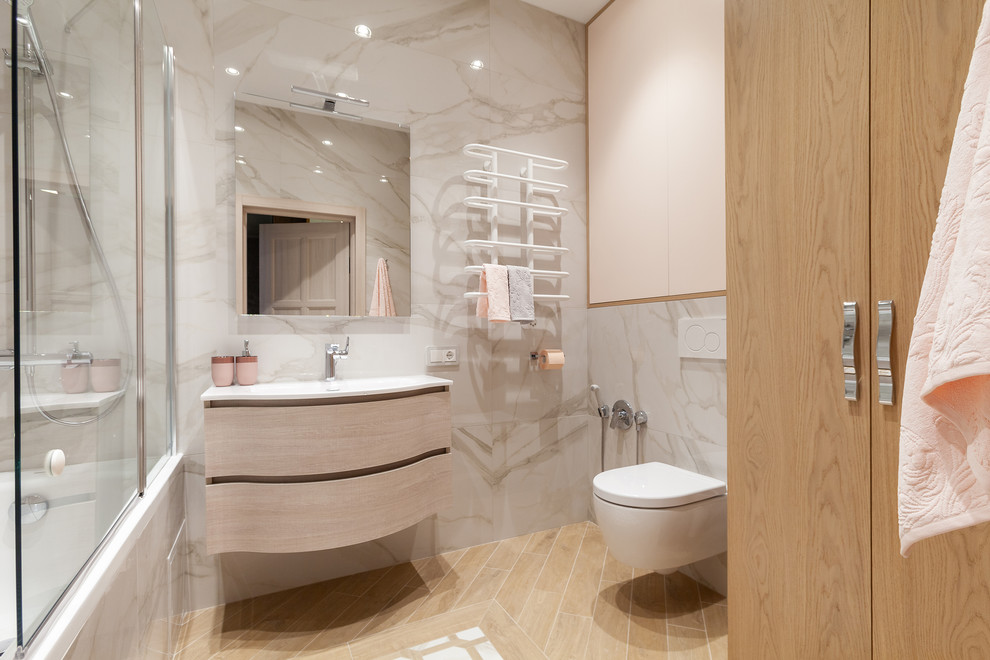 Idéer för ett mellanstort modernt en-suite badrum, med en vägghängd toalettstol, porslinskakel, klinkergolv i porslin och dusch med gångjärnsdörr