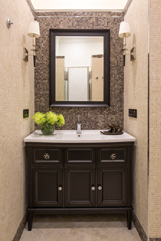 На фото: ванная комната в классическом стиле с бежевой плиткой, разноцветной плиткой, полом из керамогранита, монолитной раковиной, темными деревянными фасадами, плиткой мозаикой и фасадами с утопленной филенкой с
