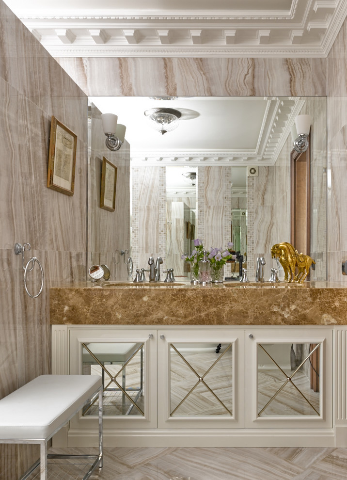 На фото: ванная комната в классическом стиле с белыми фасадами, бежевыми стенами, стеклянными фасадами и накладной раковиной с