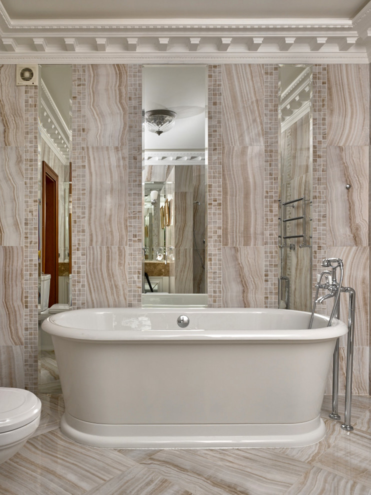 Foto de cuarto de baño tradicional con bañera exenta y paredes beige