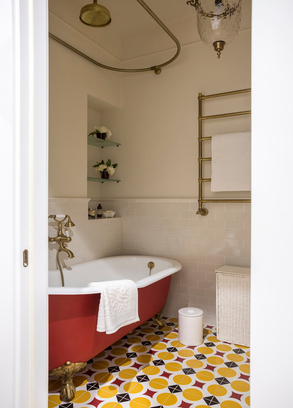 Inspiration för moderna badrum, med ett badkar med tassar och flerfärgat golv