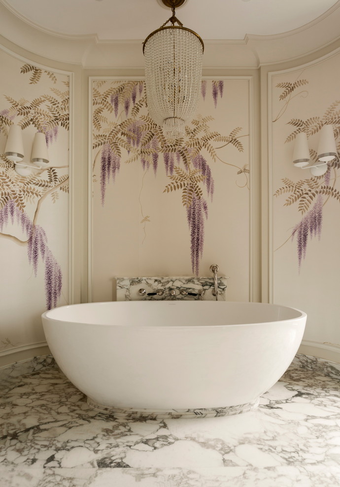 Foto di una stanza da bagno classica con vasca freestanding, pavimento in marmo e pavimento bianco