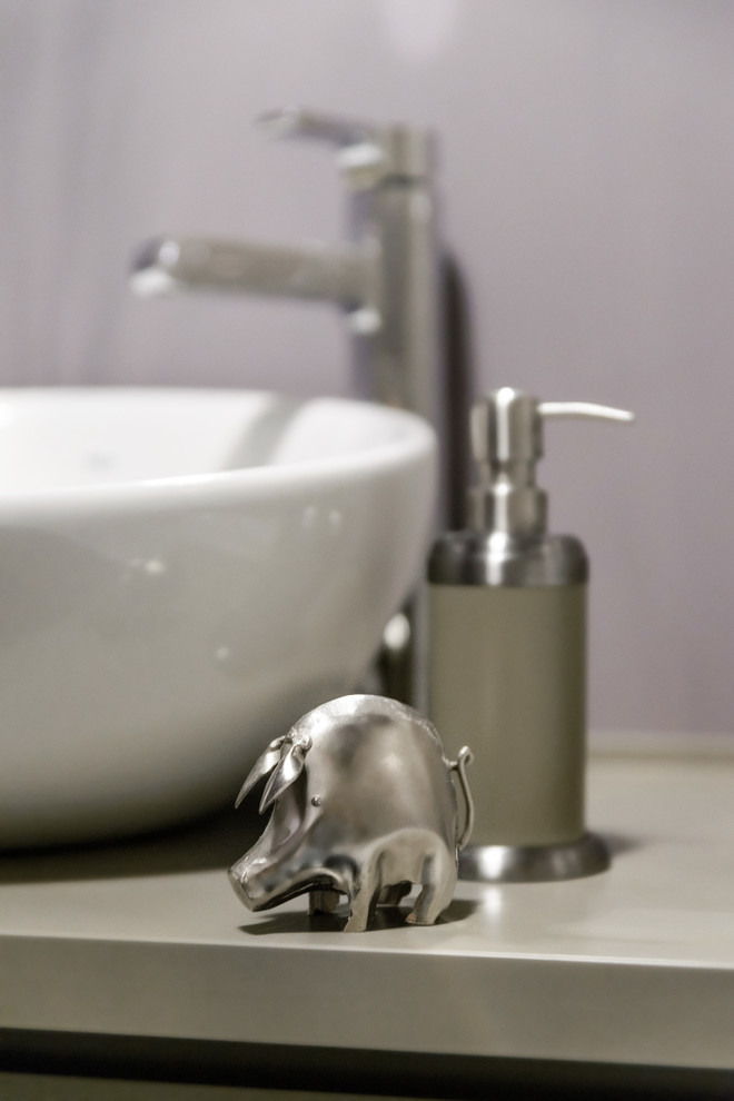 На фото: ванная комната в современном стиле с полновстраиваемой ванной, серой плиткой, фиолетовыми стенами и настольной раковиной с