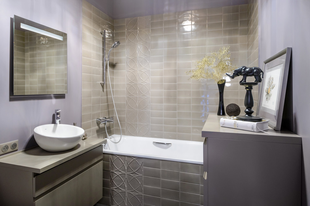 Свежая идея для дизайна: ванная комната в современном стиле с полновстраиваемой ванной, серой плиткой, фиолетовыми стенами и настольной раковиной - отличное фото интерьера