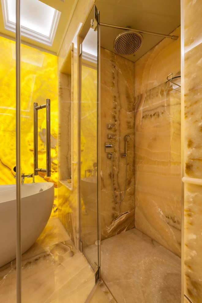 Стильный дизайн: главная ванная комната в классическом стиле с отдельно стоящей ванной, душем в нише и бежевым полом - последний тренд