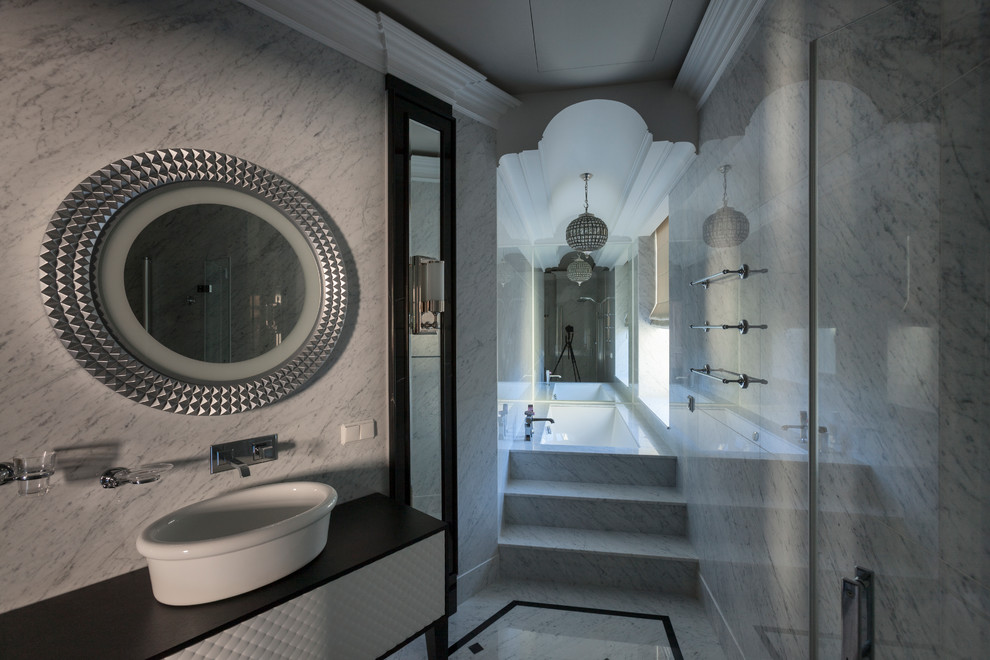 Ispirazione per una stanza da bagno padronale classica con vasca sottopiano e pavimento grigio