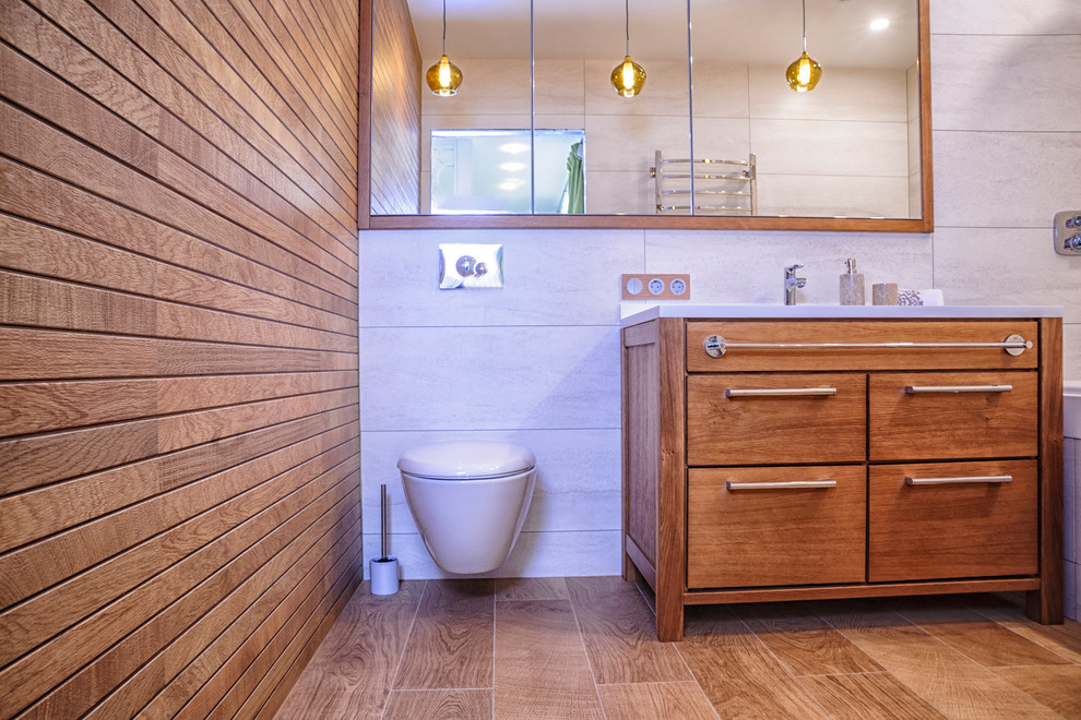 Пример оригинального дизайна: ванная комната среднего размера в стиле фьюжн с полновстраиваемой ванной