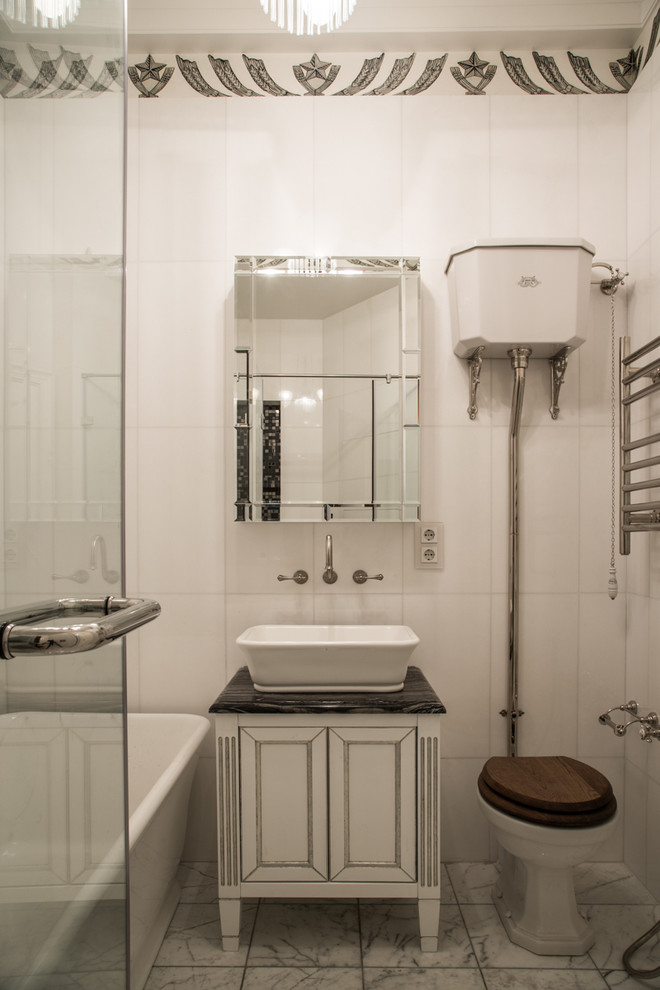Источник вдохновения для домашнего уюта: главная ванная комната в стиле неоклассика (современная классика) с фасадами с утопленной филенкой, белыми фасадами, раздельным унитазом, белой плиткой и настольной раковиной
