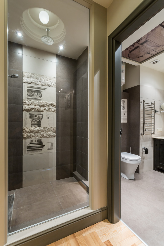 Diseño de cuarto de baño tradicional renovado con ducha empotrada, sanitario de dos piezas y aseo y ducha