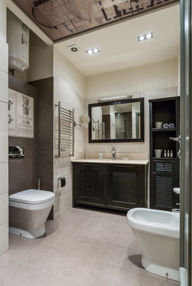 Immagine di una stanza da bagno tradizionale con ante a persiana, ante nere, WC a due pezzi, piastrelle bianche e piastrelle marroni