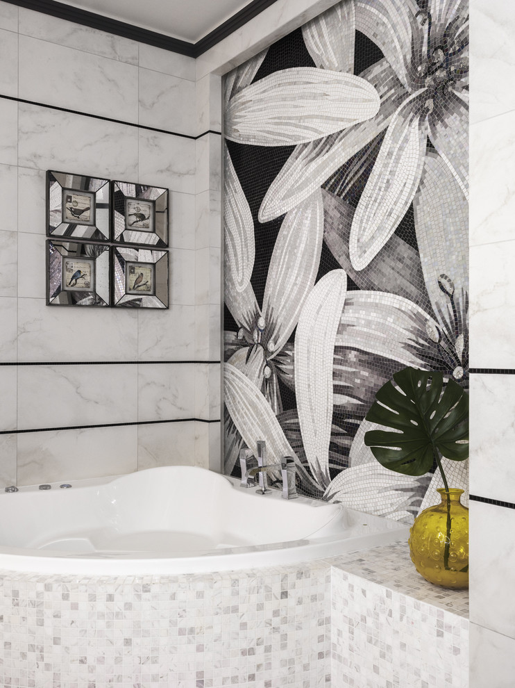 Стильный дизайн: главная ванная комната в современном стиле с угловой ванной, плиткой мозаикой и черно-белой плиткой - последний тренд