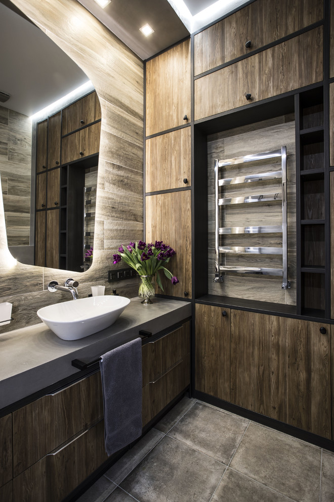 モスクワにあるコンテンポラリースタイルのおしゃれな浴室 (フラットパネル扉のキャビネット、濃色木目調キャビネット、茶色いタイル、ベッセル式洗面器、グレーの床) の写真