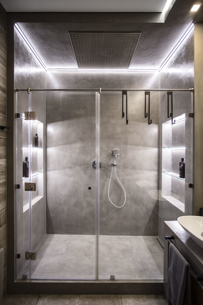 Свежая идея для дизайна: ванная комната в современном стиле с душем в нише, серой плиткой и душем с распашными дверями - отличное фото интерьера