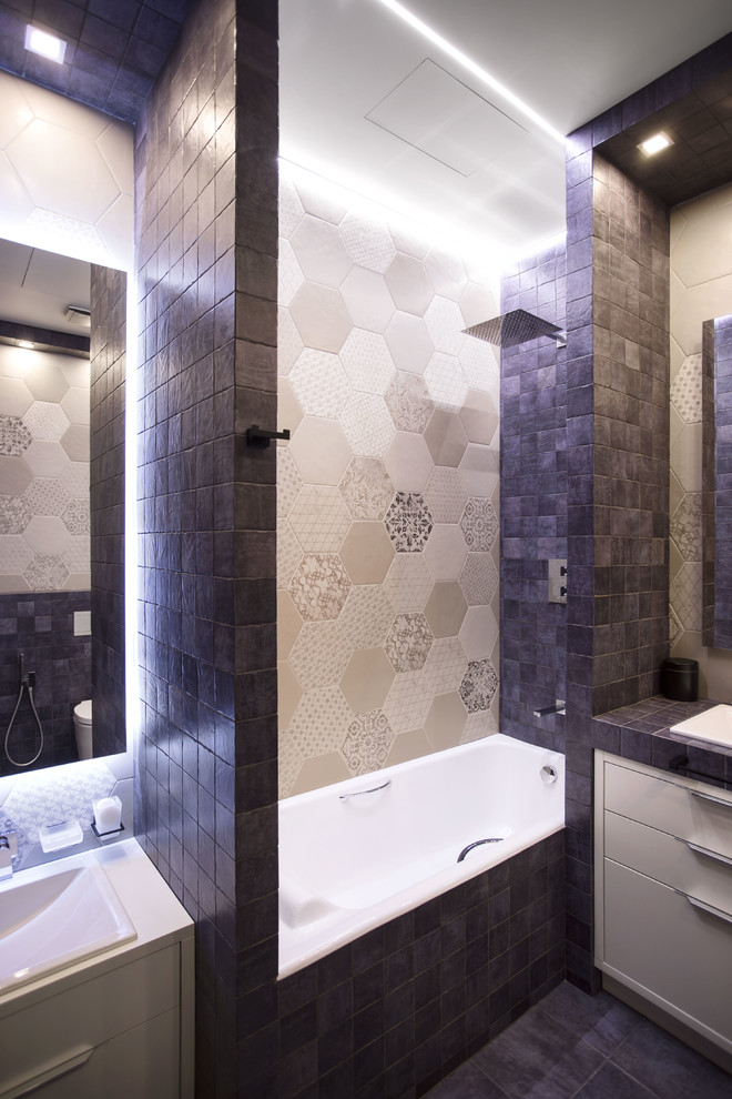 Inspiration för ett funkis en-suite badrum, med släta luckor, vita skåp, en dusch/badkar-kombination, beige kakel, flerfärgad kakel, ett nedsänkt handfat och ett platsbyggt badkar