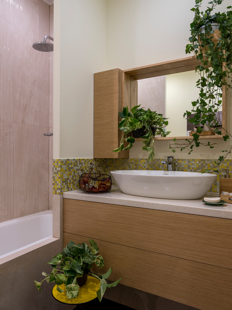 Пример оригинального дизайна: главная ванная комната среднего размера в стиле фьюжн с ванной в нише, душем над ванной, разноцветной плиткой, керамической плиткой, зелеными стенами, полом из керамогранита, накладной раковиной, разноцветным полом и открытым душем