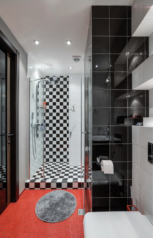 Imagen de cuarto de baño actual con ducha empotrada, sanitario de pared, baldosas y/o azulejos blancas y negros, baldosas y/o azulejos rojos, baldosas y/o azulejos de cerámica, suelo con mosaicos de baldosas y aseo y ducha