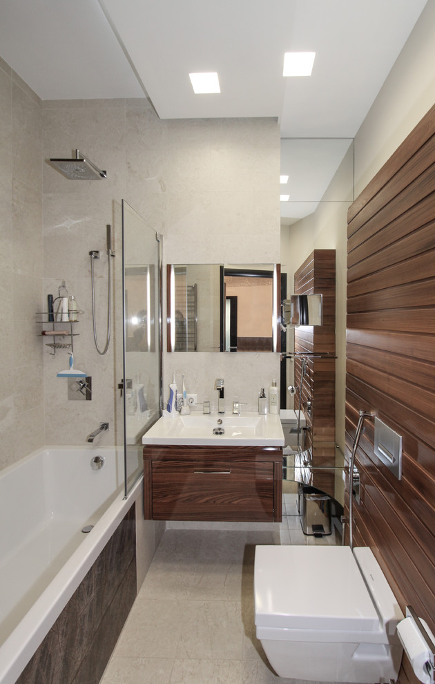 Идея дизайна: главная ванная комната среднего размера в современном стиле с полновстраиваемой ванной, инсталляцией, бежевой плиткой, плиткой из травертина, бежевыми стенами, полом из травертина, подвесной раковиной и бежевым полом