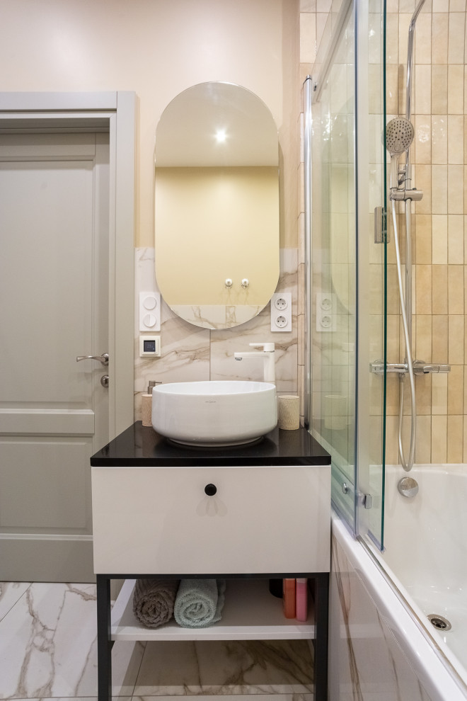 Idéer för att renovera ett funkis badrum, med en dusch/badkar-kombination och ett fristående handfat