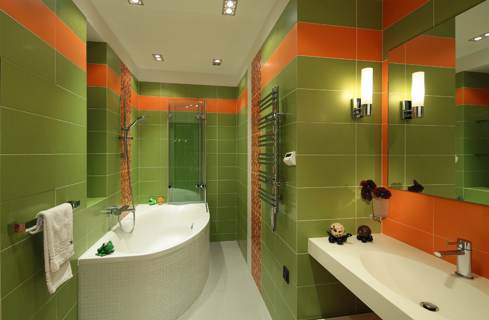 Aménagement d'une salle de bain contemporaine avec une baignoire posée, un carrelage vert, un carrelage orange, un mur vert, un lavabo suspendu et un sol blanc.