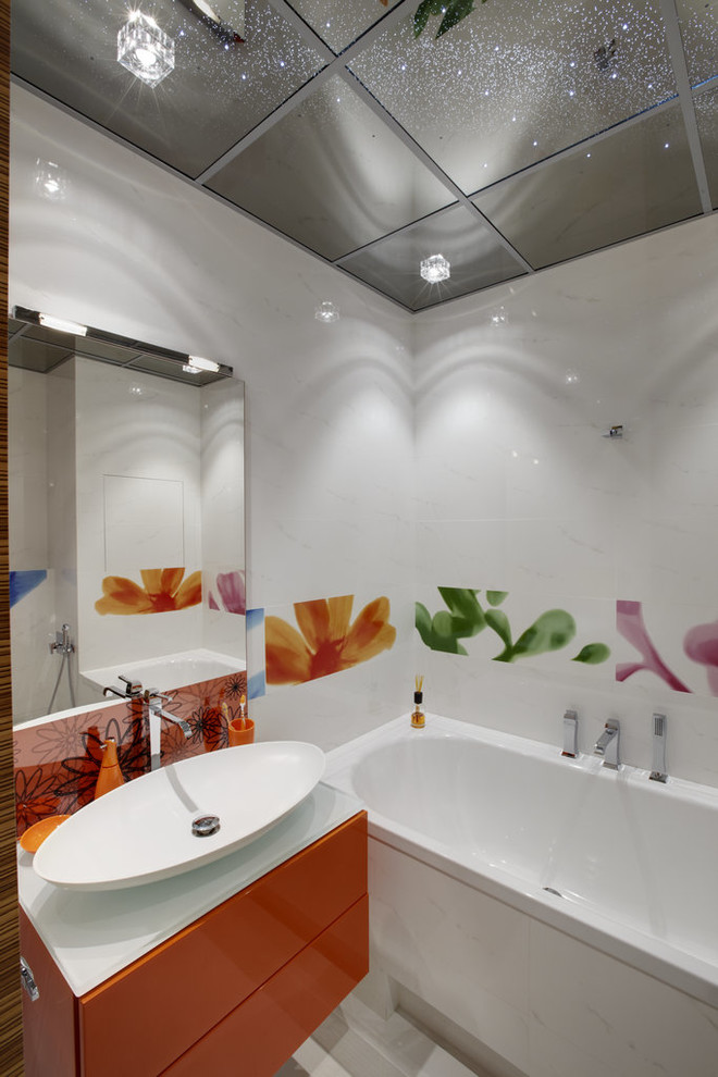 Свежая идея для дизайна: ванная комната в современном стиле с белой плиткой, разноцветной плиткой и настольной раковиной - отличное фото интерьера