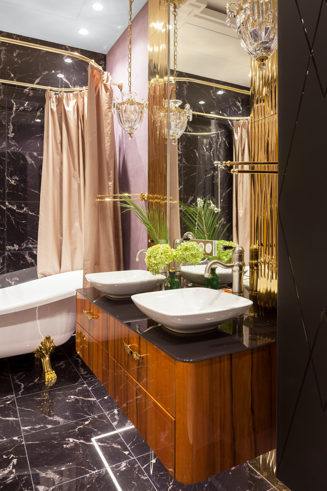 Свежая идея для дизайна: главная ванная комната в классическом стиле с плоскими фасадами, фасадами цвета дерева среднего тона, ванной на ножках, каменной плиткой, настольной раковиной и шторкой для ванной - отличное фото интерьера