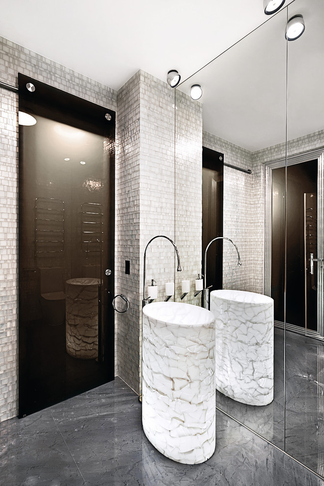 Idee per una stanza da bagno minimal con piastrelle grigie, lavabo a colonna e pavimento grigio