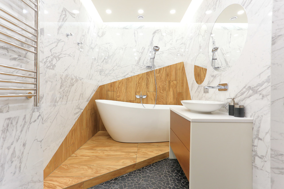 Foto di una stanza da bagno padronale design con vasca freestanding, pavimento in gres porcellanato, top in superficie solida, ante lisce, lavabo a bacinella, ante in legno scuro e piastrelle bianche