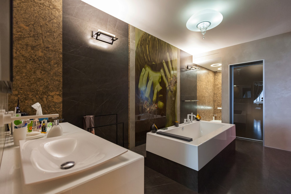 Идея дизайна: ванная комната в современном стиле с белыми фасадами, отдельно стоящей ванной, серой плиткой, серыми стенами, настольной раковиной, серым полом и белой столешницей