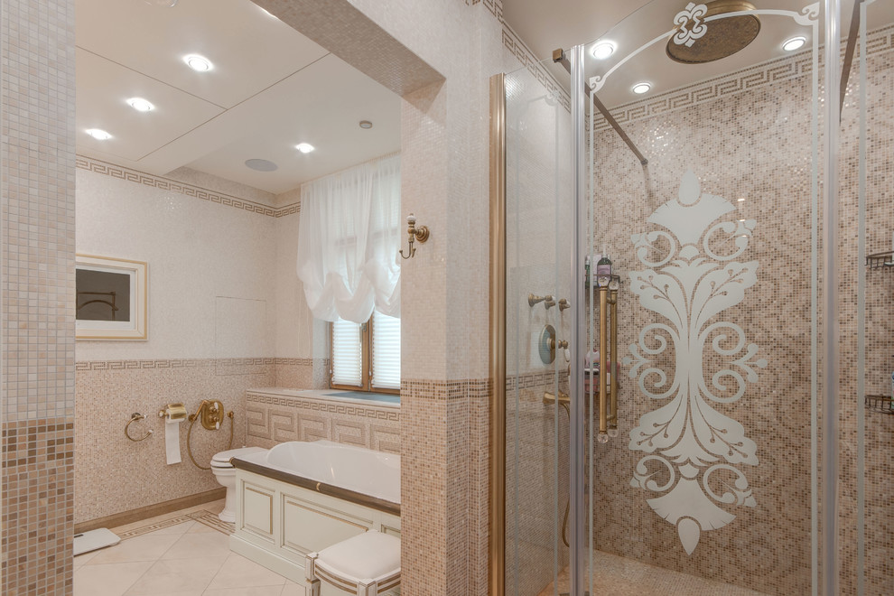 Идея дизайна: большая главная ванная комната в классическом стиле с фасадами в стиле шейкер, белыми фасадами, ванной на ножках, душем в нише, инсталляцией, бежевой плиткой, керамической плиткой, бежевыми стенами, полом из керамогранита, накладной раковиной, столешницей из искусственного кварца, бежевым полом, душем с распашными дверями и бежевой столешницей