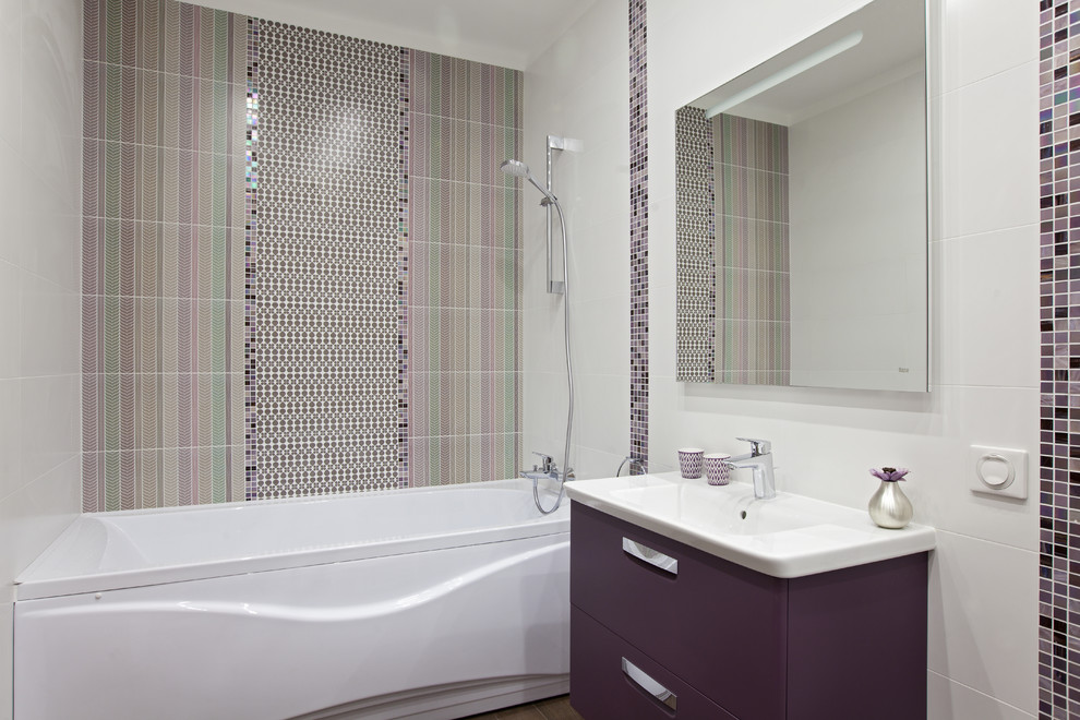 Aménagement d'une salle de bain principale contemporaine de taille moyenne avec un placard à porte plane, des portes de placard violettes, une baignoire indépendante, un carrelage blanc, des carreaux de porcelaine, un mur blanc, un sol en carrelage de porcelaine, un lavabo suspendu, un plan de toilette en surface solide, un sol marron et une cabine de douche à porte coulissante.