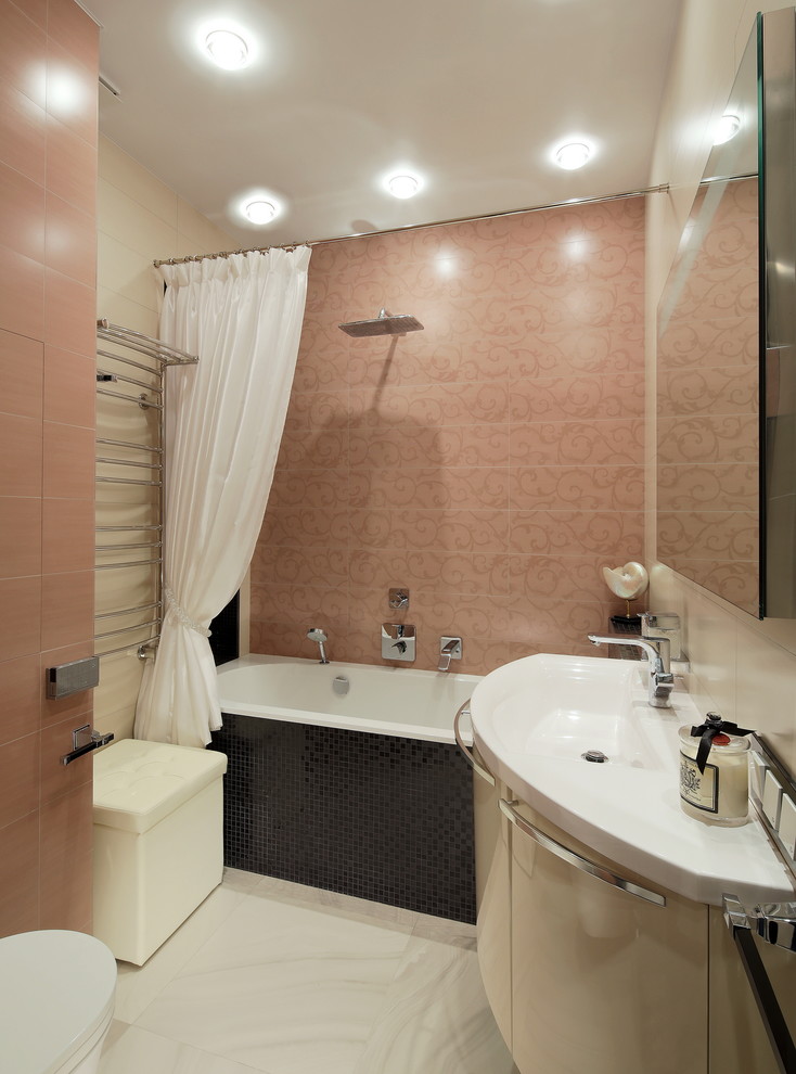Источник вдохновения для домашнего уюта: главная ванная комната среднего размера в стиле неоклассика (современная классика) с плоскими фасадами, белыми фасадами, полновстраиваемой ванной, душем над ванной, инсталляцией, розовой плиткой, керамической плиткой, розовыми стенами, полом из керамогранита, подвесной раковиной, белым полом, шторкой для ванной и белой столешницей