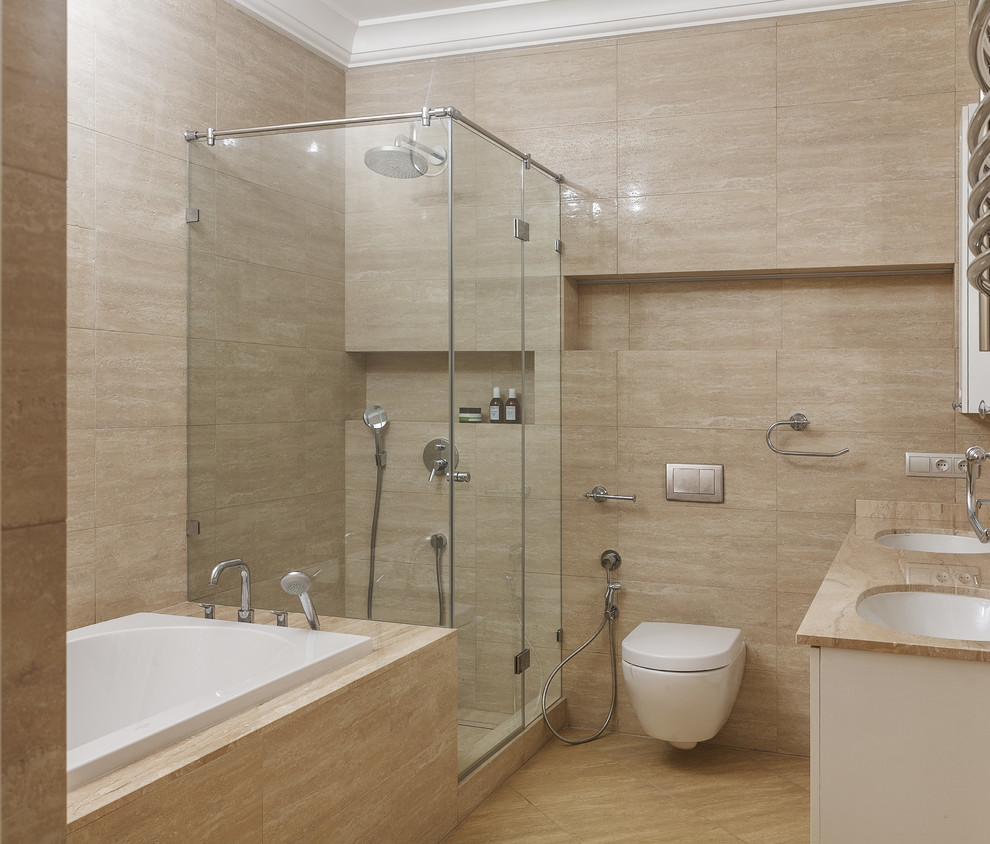 Свежая идея для дизайна: главная ванная комната в современном стиле с накладной ванной, угловым душем, инсталляцией, бежевой плиткой, бежевым полом и душем с распашными дверями - отличное фото интерьера