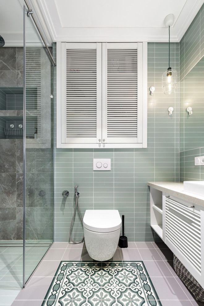 Inspiration för ett mellanstort skandinaviskt svart svart badrum med dusch, med luckor med lamellpanel, vita skåp, en dusch i en alkov, en vägghängd toalettstol, grön kakel, keramikplattor, gröna väggar, klinkergolv i keramik, ett nedsänkt handfat, bänkskiva i kvarts och grönt golv