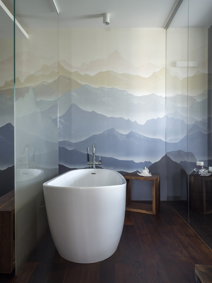 Diseño de cuarto de baño principal contemporáneo de tamaño medio con bañera exenta, baldosas y/o azulejos de porcelana, suelo de madera pintada, suelo marrón y paredes multicolor