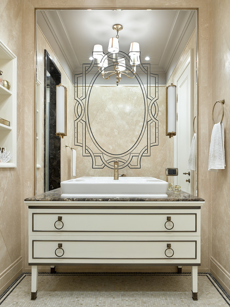 Modelo de cuarto de baño clásico renovado con puertas de armario beige, baldosas y/o azulejos beige, baldosas y/o azulejos de travertino, suelo de travertino, lavabo sobreencimera, suelo beige y encimeras marrones