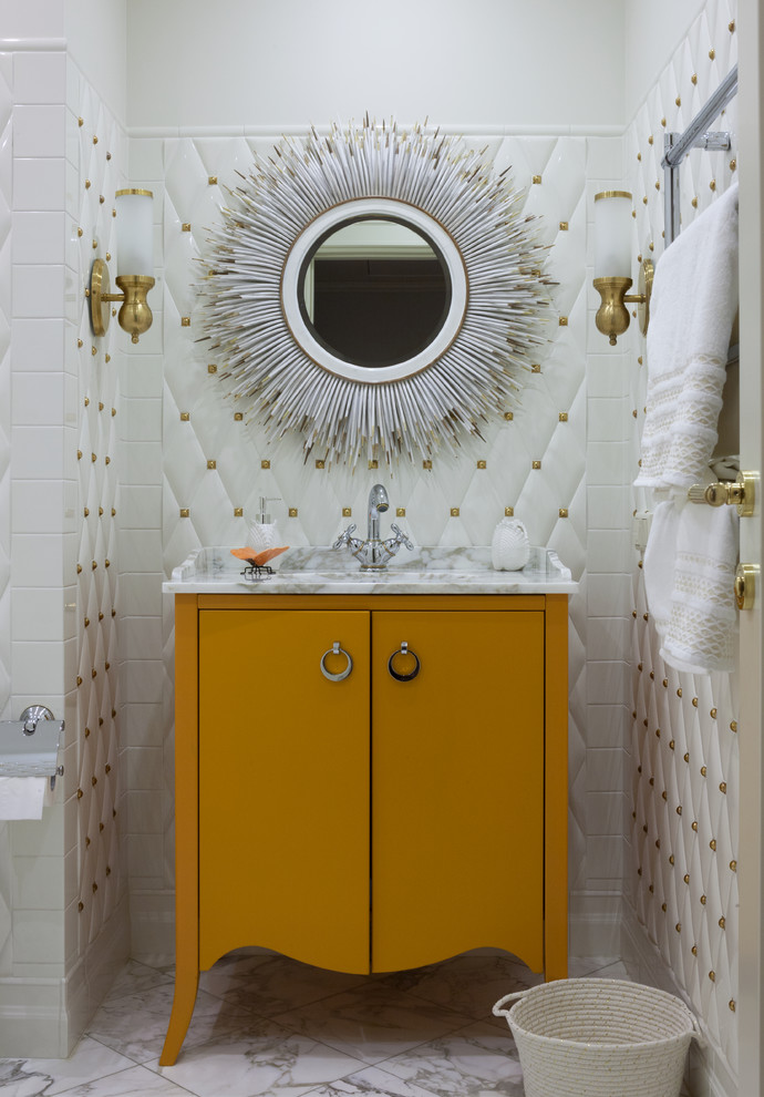 モスクワにあるトランジショナルスタイルのおしゃれなマスターバスルーム (フラットパネル扉のキャビネット、オレンジのキャビネット、白いタイル、白い壁、大理石の床、アンダーカウンター洗面器、大理石の洗面台、グレーの床) の写真