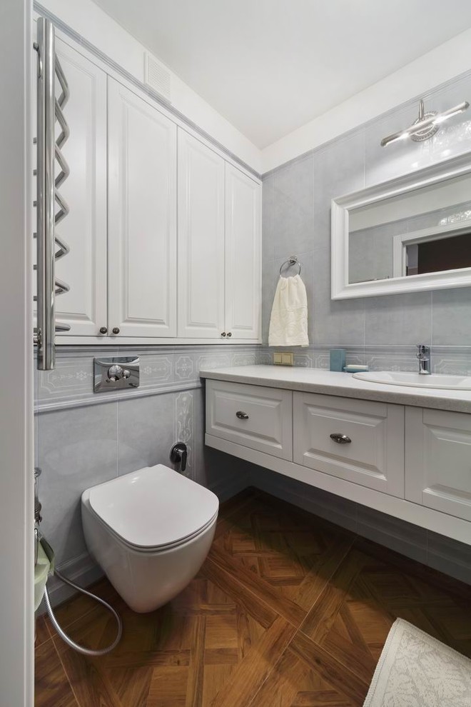 Kleines Klassisches Badezimmer En Suite mit profilierten Schrankfronten, weißen Schränken, Mineralwerkstoff-Waschtisch und weißer Waschtischplatte in Jekaterinburg